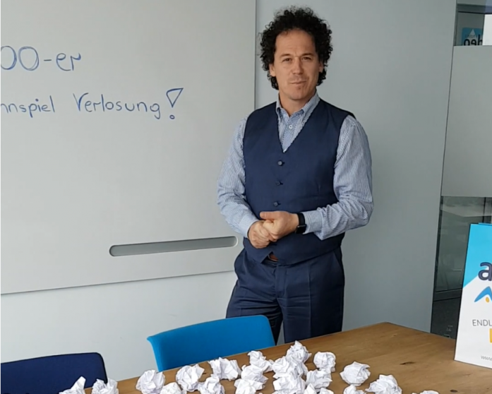 Rainer Schönfelder gibt den Gewinner bekannt